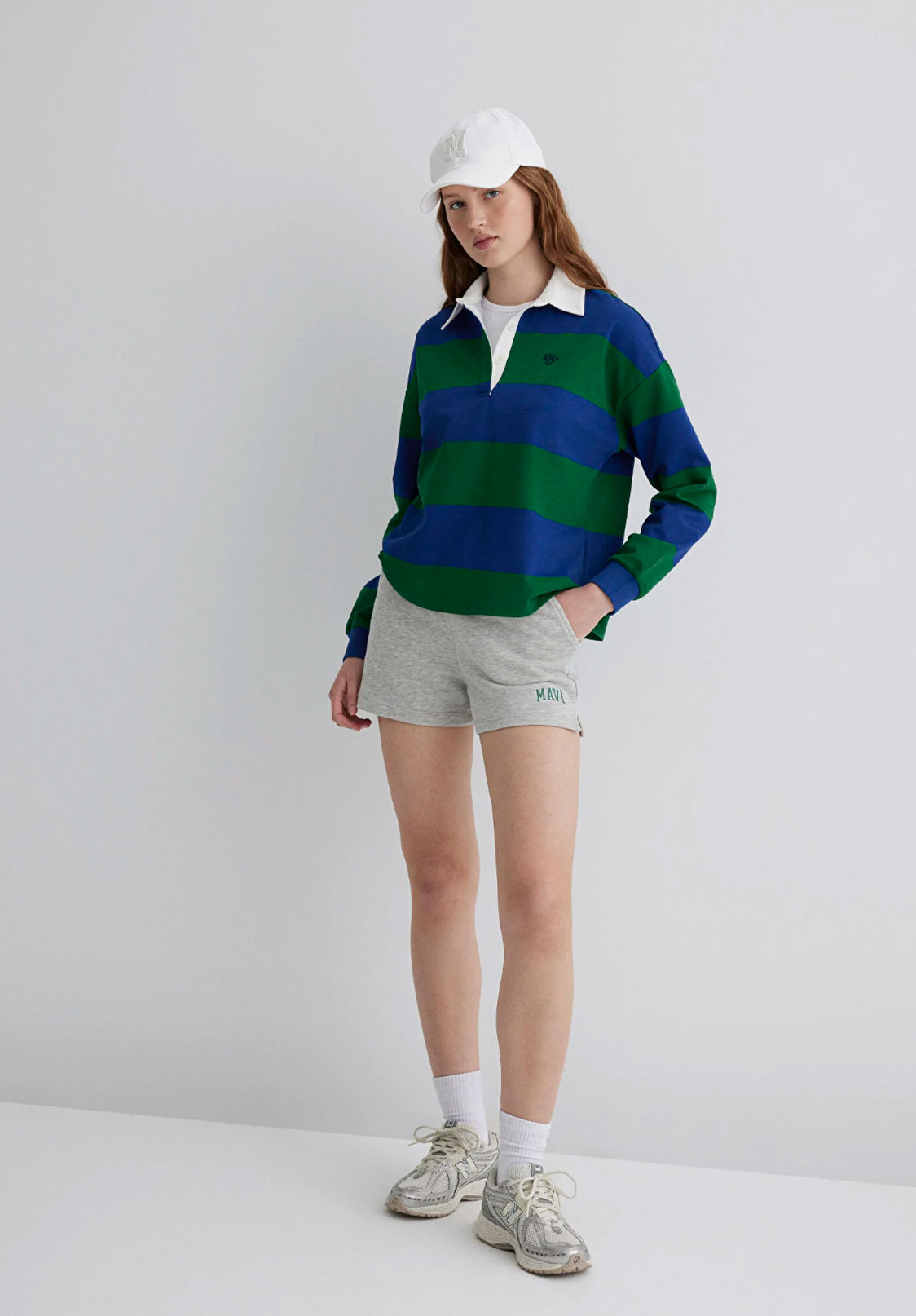 Mavi Logo Baskılı Gri Şort