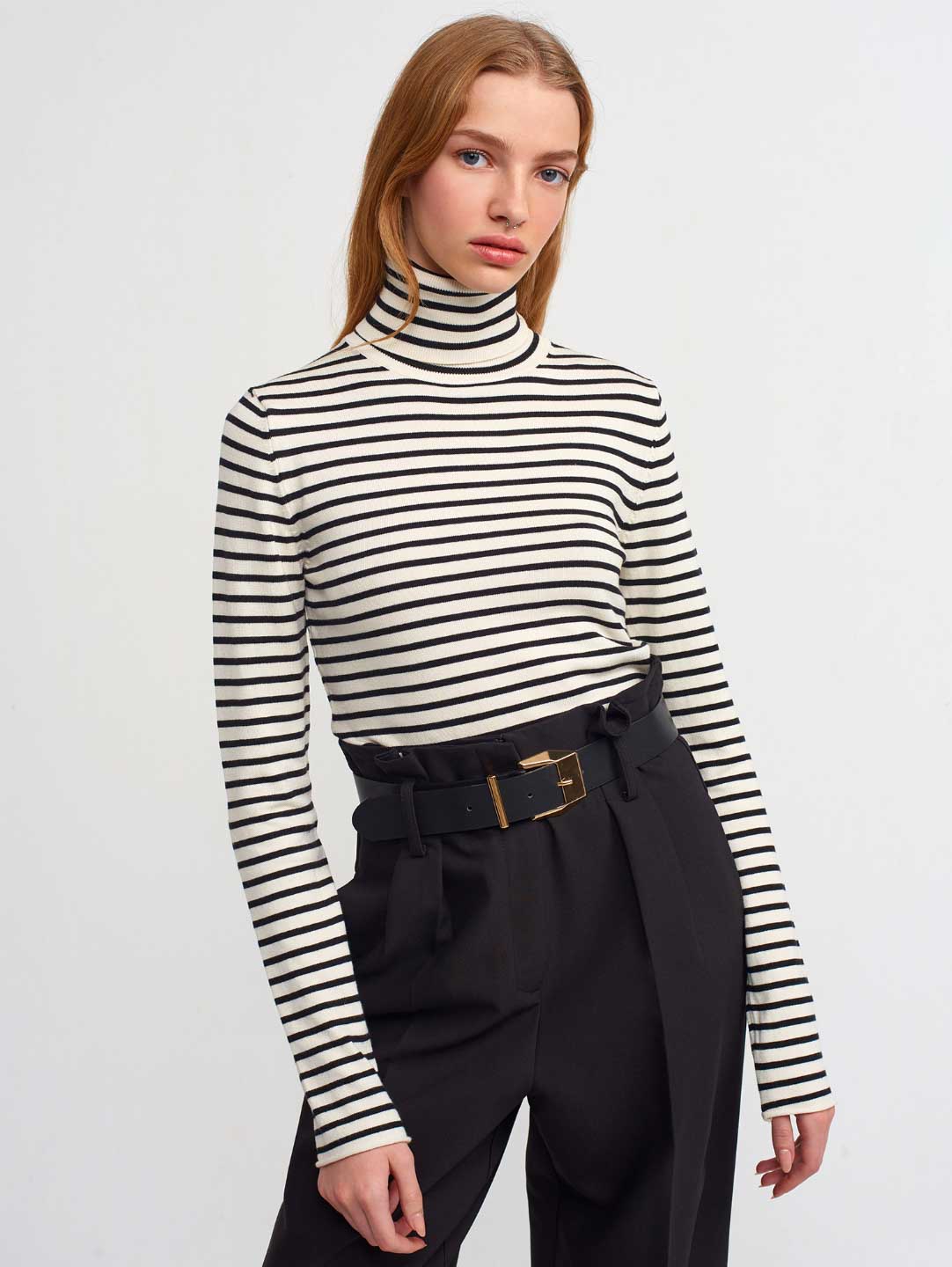 Tam Balıkçı Yaka İnce Çizgili Kadın Krem-Siyah Kazak