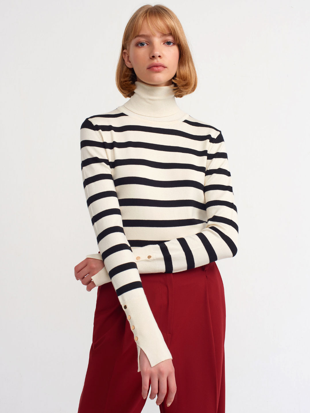 Tam Balıkçı Yaka Kalın Çizgili Duroplu Krem-Siyah Kadın Kazak